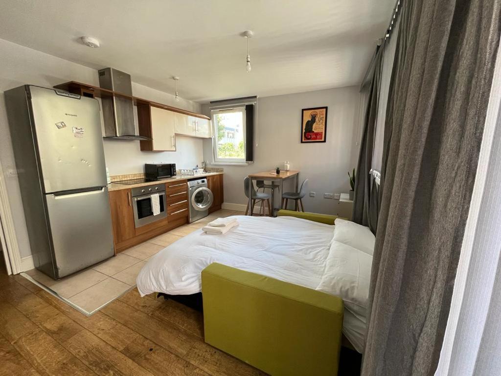 London Modern Flat Near Transports Apartment Exterior foto