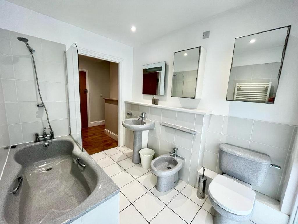 London Modern Flat Near Transports Apartment Exterior foto